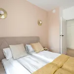 Spacious Two Bedroom With Underground Parking By Renters Διαμέρισμα *