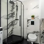 شقة Spacious Two Bedroom With Underground Parking By Renters *