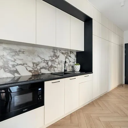 Spacious Two Bedroom With Underground Parking By Renters