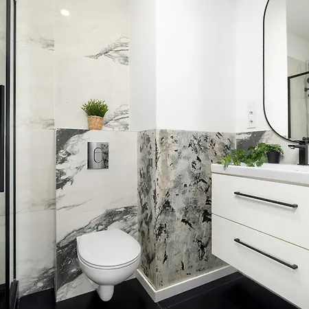 Spacious Two Bedroom With Underground Parking By Renters