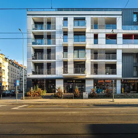 Spacious Two Bedroom With Underground Parking By Renters