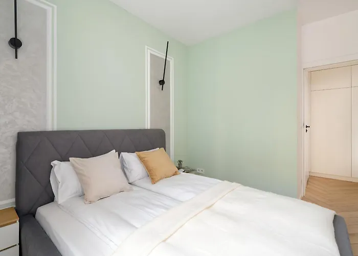 Spacious Two Bedroom With Underground Parking By Renters شقة بوزنان