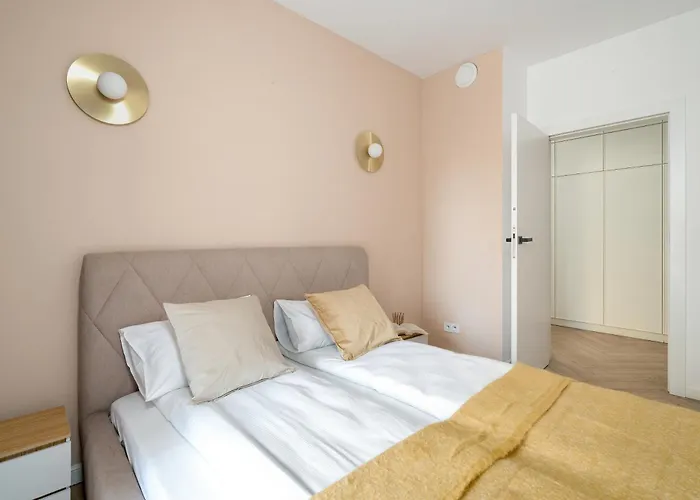 Spacious Two Bedroom With Underground Parking By Renters شقة *